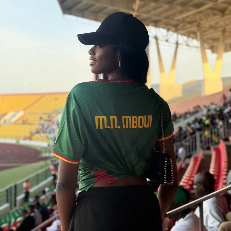 Miss Cameroun 2026 dans les tribunes  de de Roumdé Adjia pour soutenir les Lions Indomptables.
