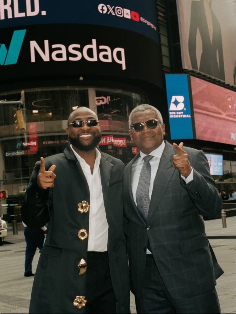 Music – Business: Davido et Aliko Dangoté posent à Time Square