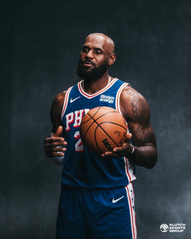 NBA: Lebron James pose avec les couleurs de son club.