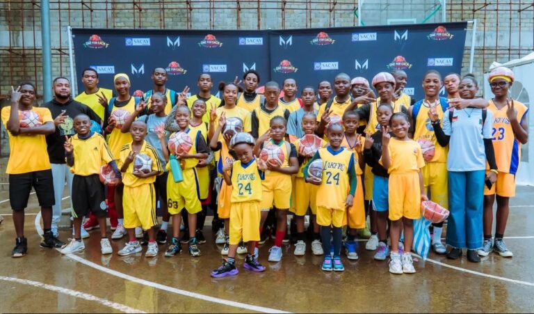 Basketball- Yves Missi distribue du matériel sportif via son Camp One For Each.